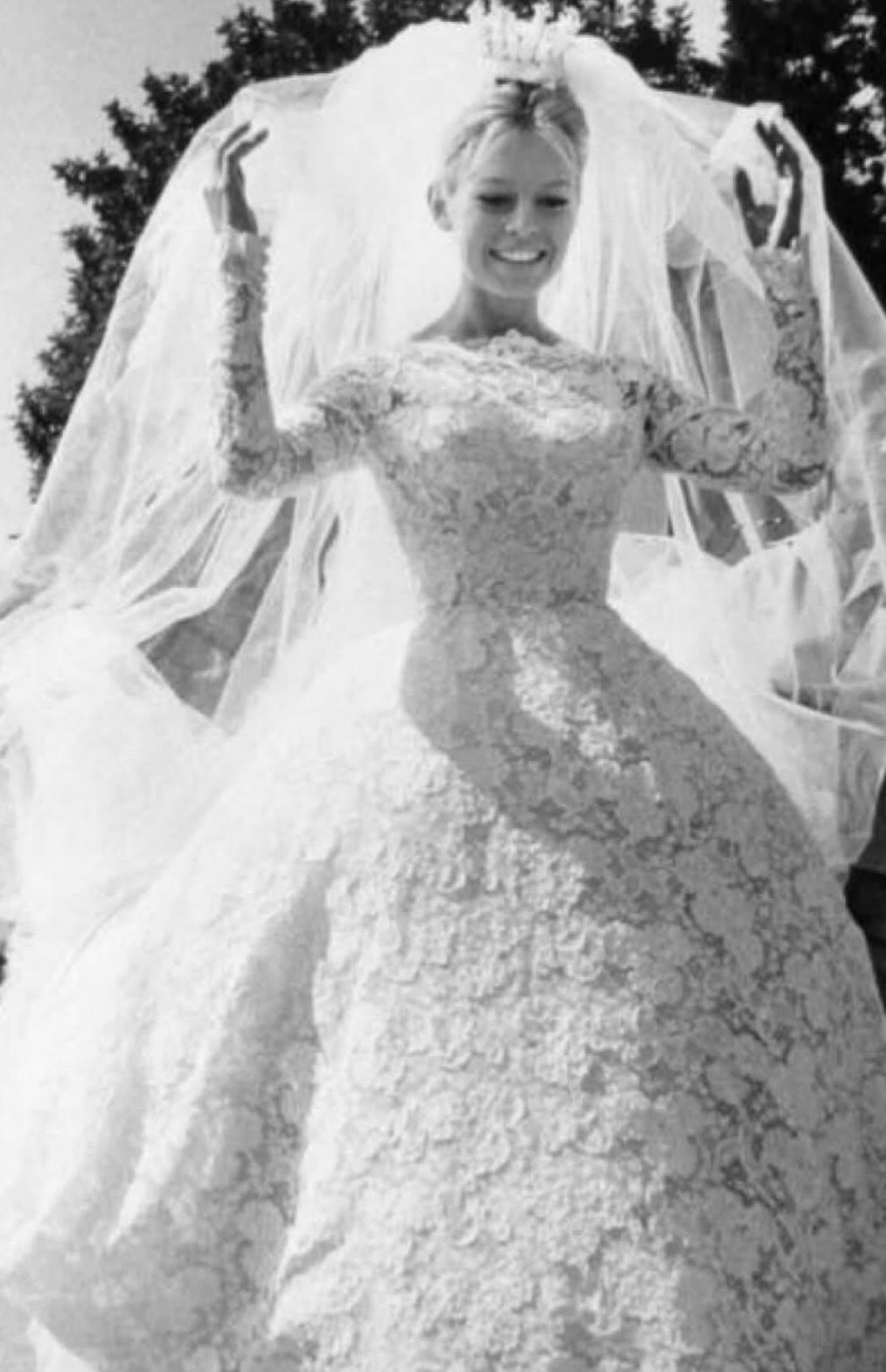 Novia saliendo con el velo al viento